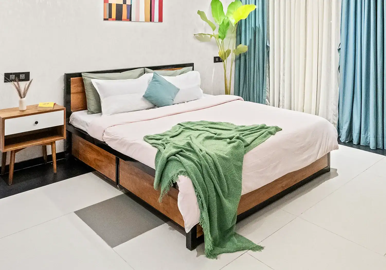 Noah Storage King Bed and Mattress Combo